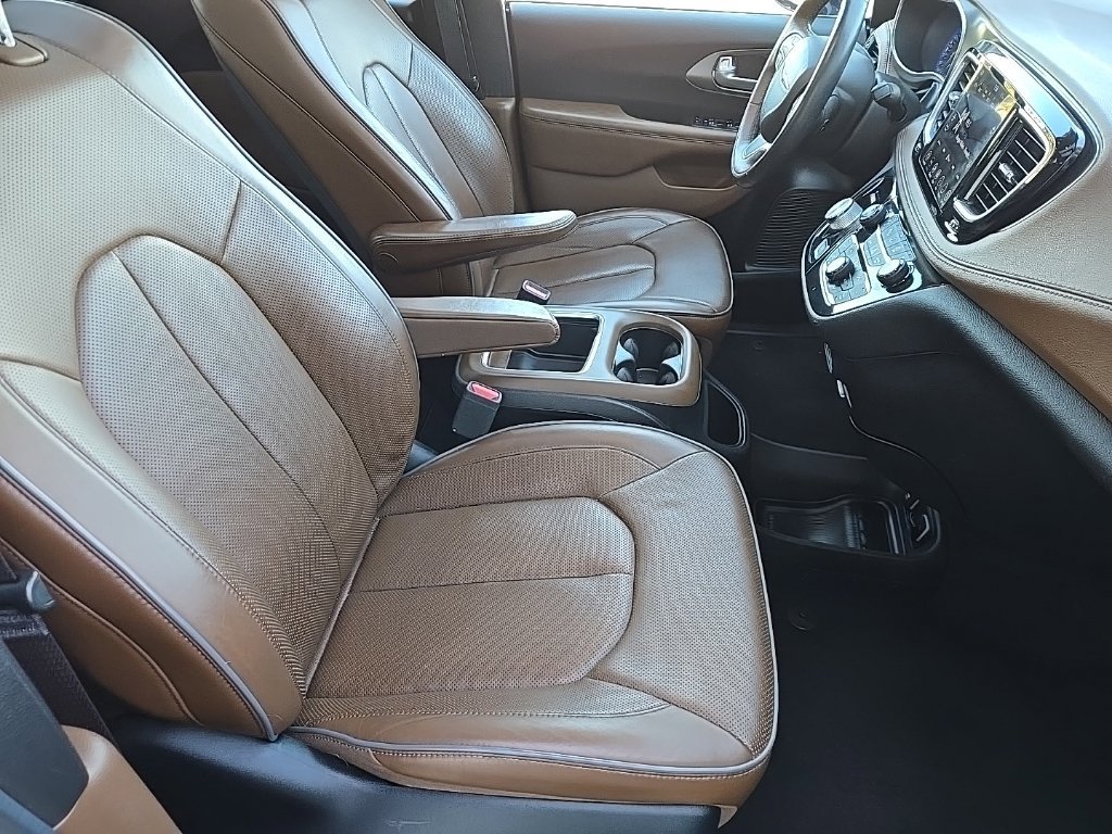 Used 2018 Chrysler Pacifica Limited w/ Tire & Wheel Group FWD image 31