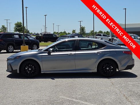 Used 2025 Toyota Camry SE FWD image 3