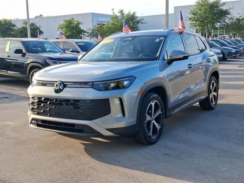 Certified 2025 Volkswagen Tiguan SE image 3