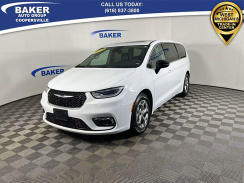 Used 2024 Chrysler Pacifica Limited image 1