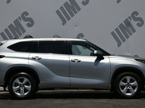 Used 2022 Toyota Highlander LE image 4