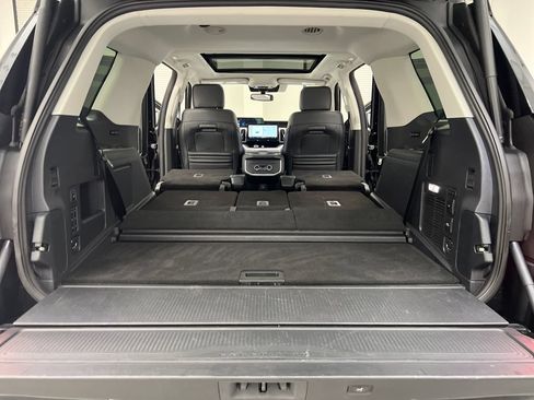 Used 2025 Ford Expedition Platinum AWD/4WD image 46