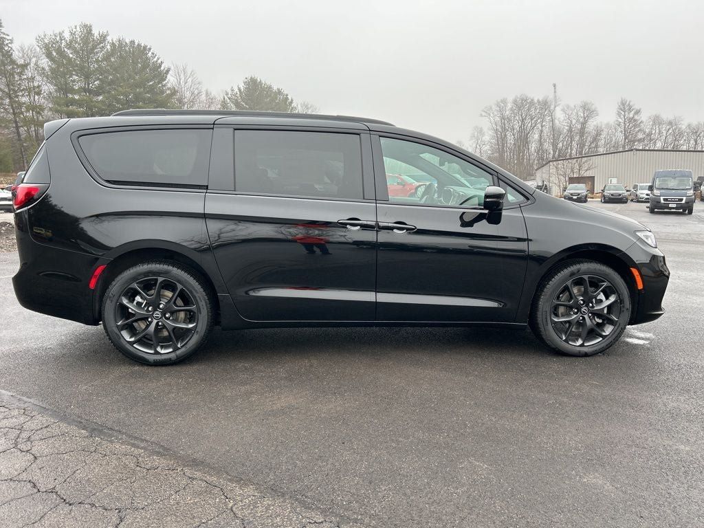New 2026 Chrysler Pacifica Select w/ S Appearance Package AWD/4WD image 6