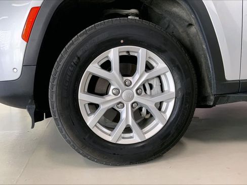 Used 2023 Jeep Grand Cherokee Limited w/ Luxury Tech Group II image 8