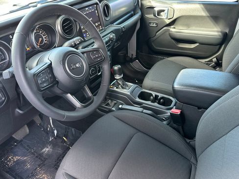Used 2023 Jeep Gladiator Sport AWD/4WD image 13