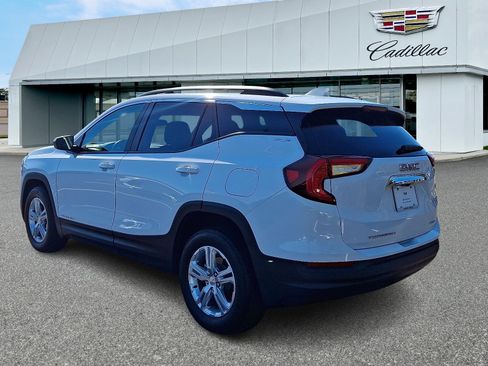 Used 2022 GMC Terrain SLE w/ Driver Convenience Package image 4