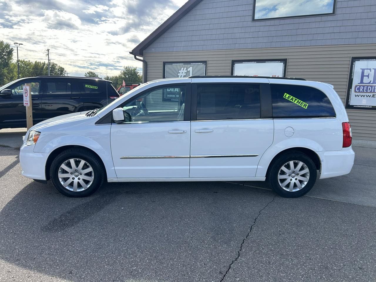 Used 2015 Chrysler Town & Country Touring FWD image 8