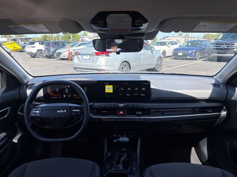 Used 2025 Kia K4 LXS image 33