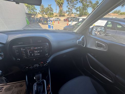 Used 2025 Kia Soul LX w/ LX Technology Package FWD image 32