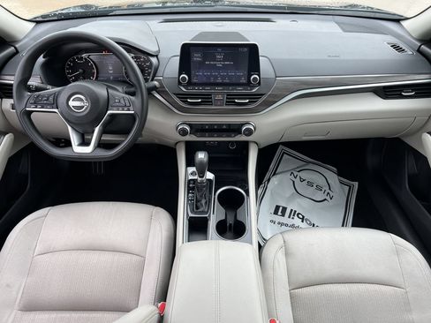 Used 2024 Nissan Altima 2.5 SV FWD image 8