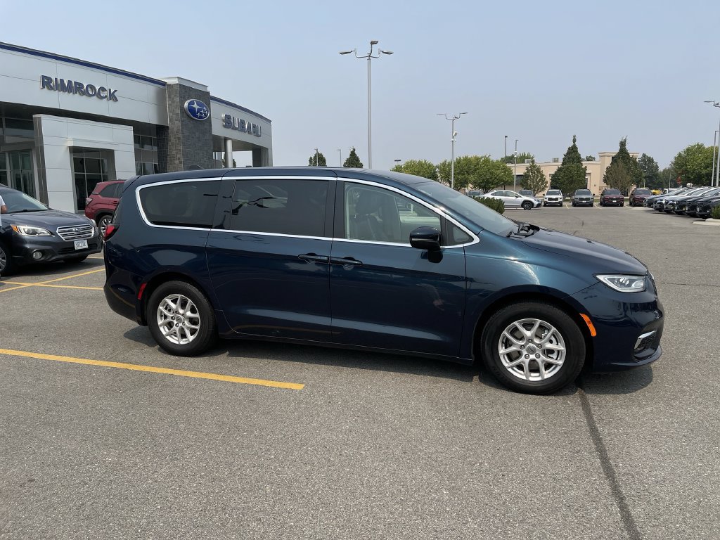 Used 2023 Chrysler Pacifica Touring-L FWD image 10
