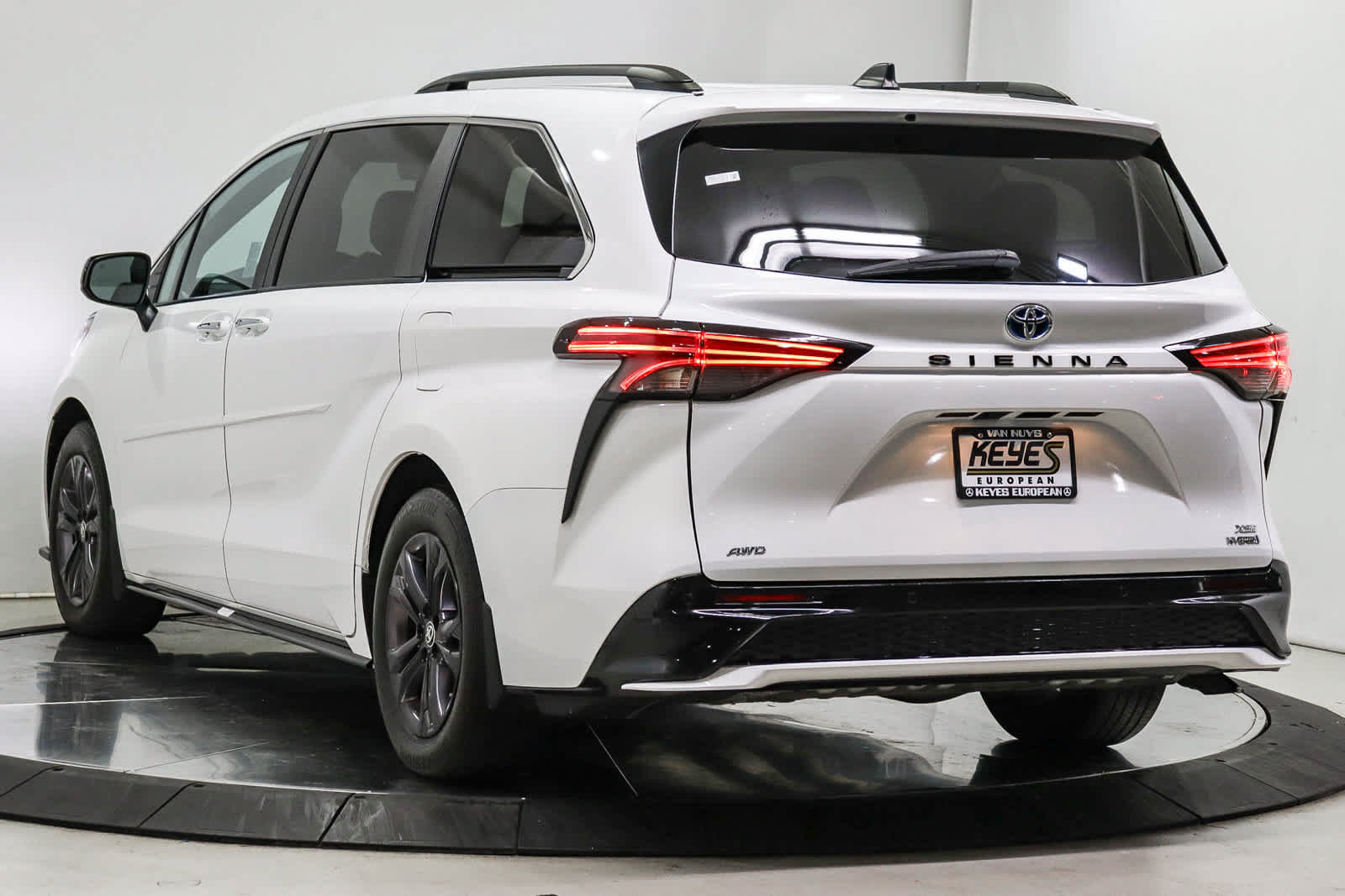 Used 2024 Toyota Sienna XSE w/ XSE Plus Package AWD/4WD image 4