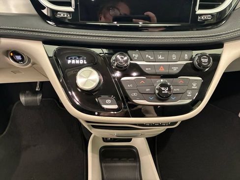 Used 2023 Chrysler Pacifica Touring-L FWD image 21