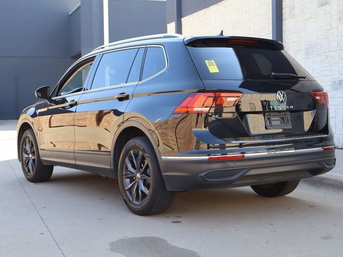 Used 2023 Volkswagen Tiguan SE w/ Panoramic Sunroof Package FWD image 3