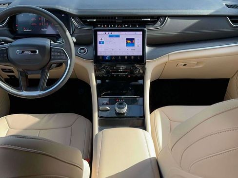 Used 2024 Jeep Grand Cherokee Limited w/ Luxury Tech Group II image 10