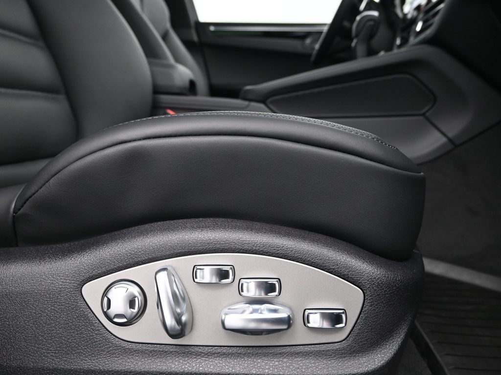 Certified 2026 Porsche Macan AWD/4WD image 15