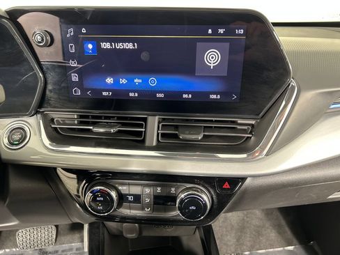 Used 2025 Chevrolet Trax LT FWD image 14