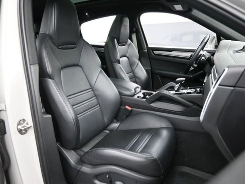 Certified 2023 Porsche Cayenne Platinum Edition image 32