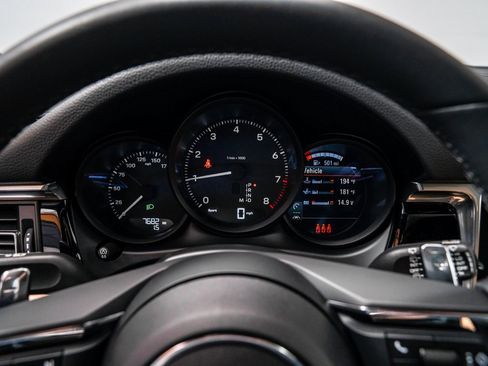 Used 2025 Porsche Macan image 15