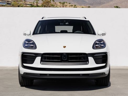 Certified 2026 Porsche Macan AWD/4WD image 10