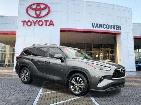 Certified 2024 Toyota Highlander XLE image 1