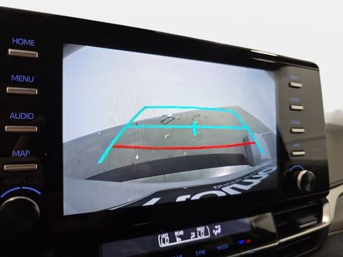 Used 2024 Toyota Sienna XLE FWD image 18