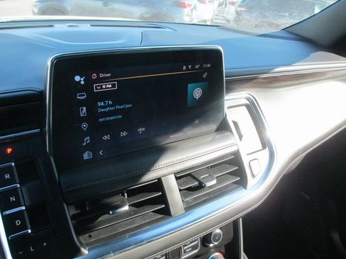 Used 2023 Chevrolet Suburban Z71 w/ Luxury Package image 28