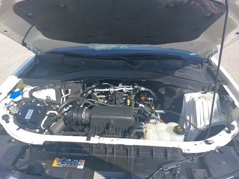 Used 2022 Ford Explorer XLT w/ Equipment Group 202A AWD/4WD image 31