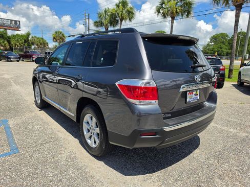 Used 2012 Toyota Highlander SE w/ Tow Pkg FWD image 3