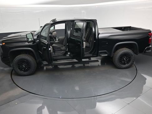 Used 2024 Chevrolet Silverado 2500 ZR2 w/ Technology Package image 17