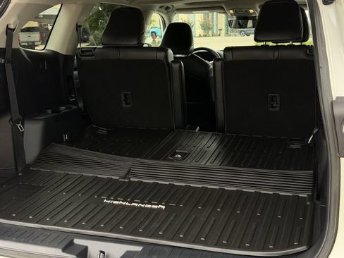 Used 2021 Toyota Highlander XLE AWD/4WD image 29