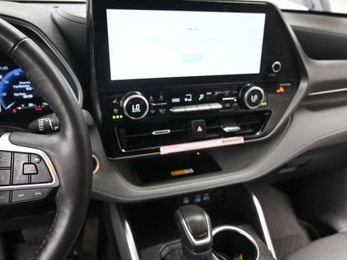 Certified 2024 Toyota Highlander Limited AWD/4WD image 30