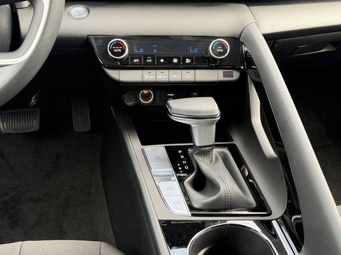 New 2026 Hyundai Elantra Hybrid FWD image 17