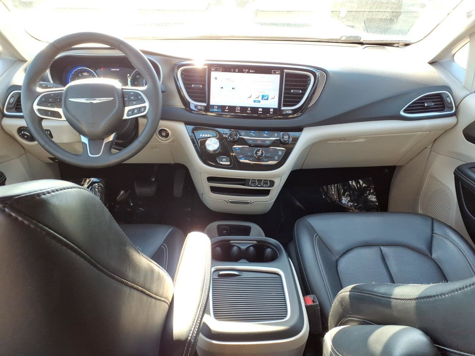 Used 2023 Chrysler Pacifica Touring-L FWD image 12