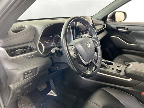 Used 2023 Toyota Highlander XSE AWD/4WD image 9