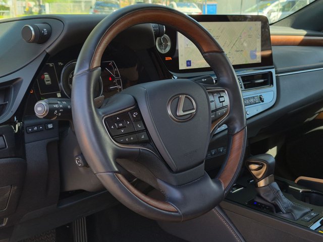Used 2025 Lexus ES 300h w/ Technology Package FWD image 3