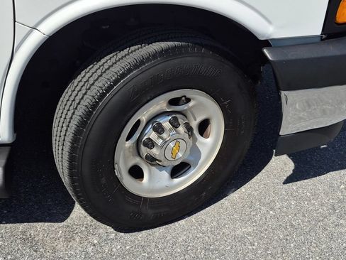 Used 2025 Chevrolet Express 3500 LT w/ LT Preferred Equipment Group RWD image 3