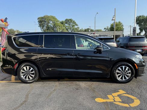 Used 2022 Chrysler Pacifica Touring-L image 12