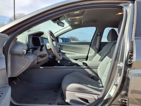 Used 2025 Hyundai Elantra Sport image 16