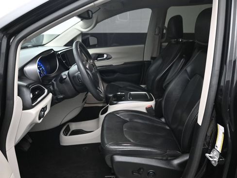 Used 2022 Chrysler Pacifica Touring-L w/ Uconnect Theater Family Group FWD image 9