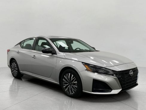 Certified 2025 Nissan Altima 2.5 SV FWD image 1