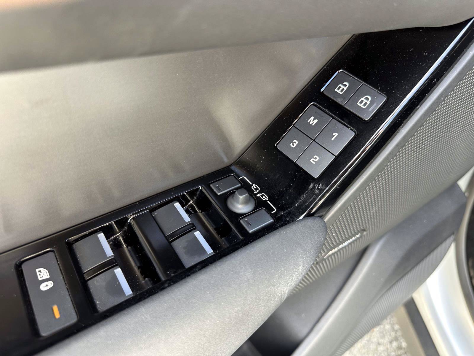 Used 2025 Land Rover Range Rover Velar Dynamic SE AWD/4WD image 20