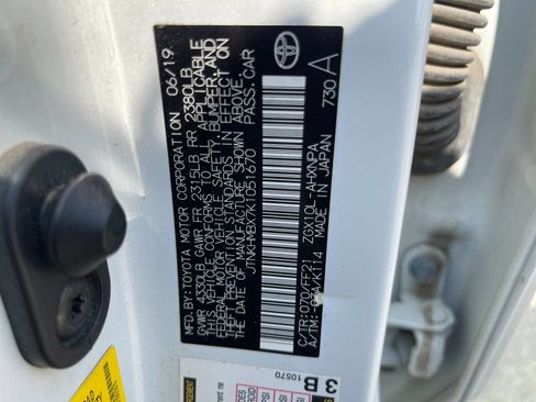 Used 2019 Toyota C-HR XLE FWD image 31