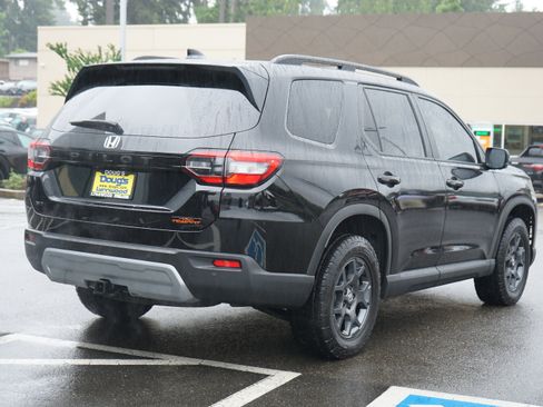 Used 2025 Honda Pilot TrailSport image 3
