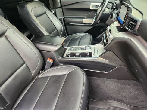 Used 2022 Ford Explorer XLT w/ Equipment Group 202A AWD/4WD image 7