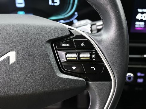 Used 2023 Kia Niro EX image 19