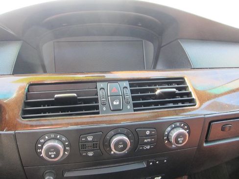 Used 2006 BMW 530xi Sedan image 12