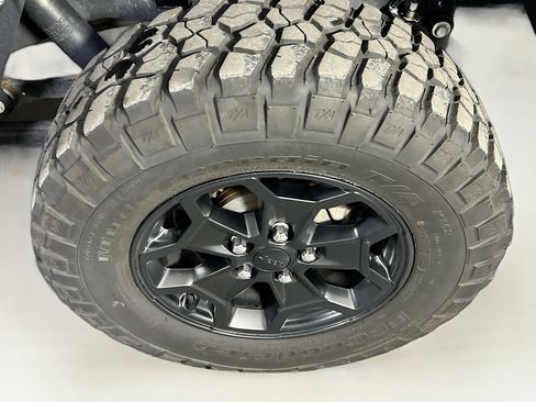 Used 2022 Jeep Gladiator Willys AWD/4WD image 29