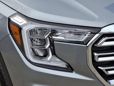 Used 2024 GMC Terrain SLT w/ Infotainment Package II image 9