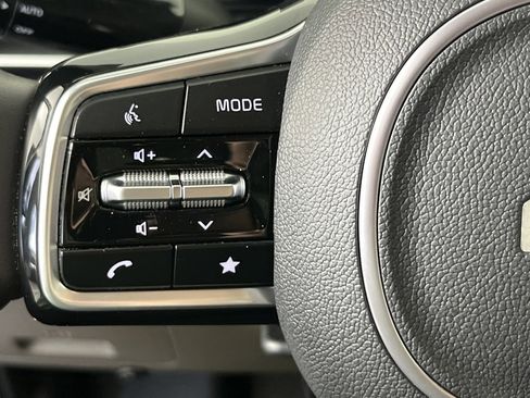 Used 2025 Kia Carnival EX image 16